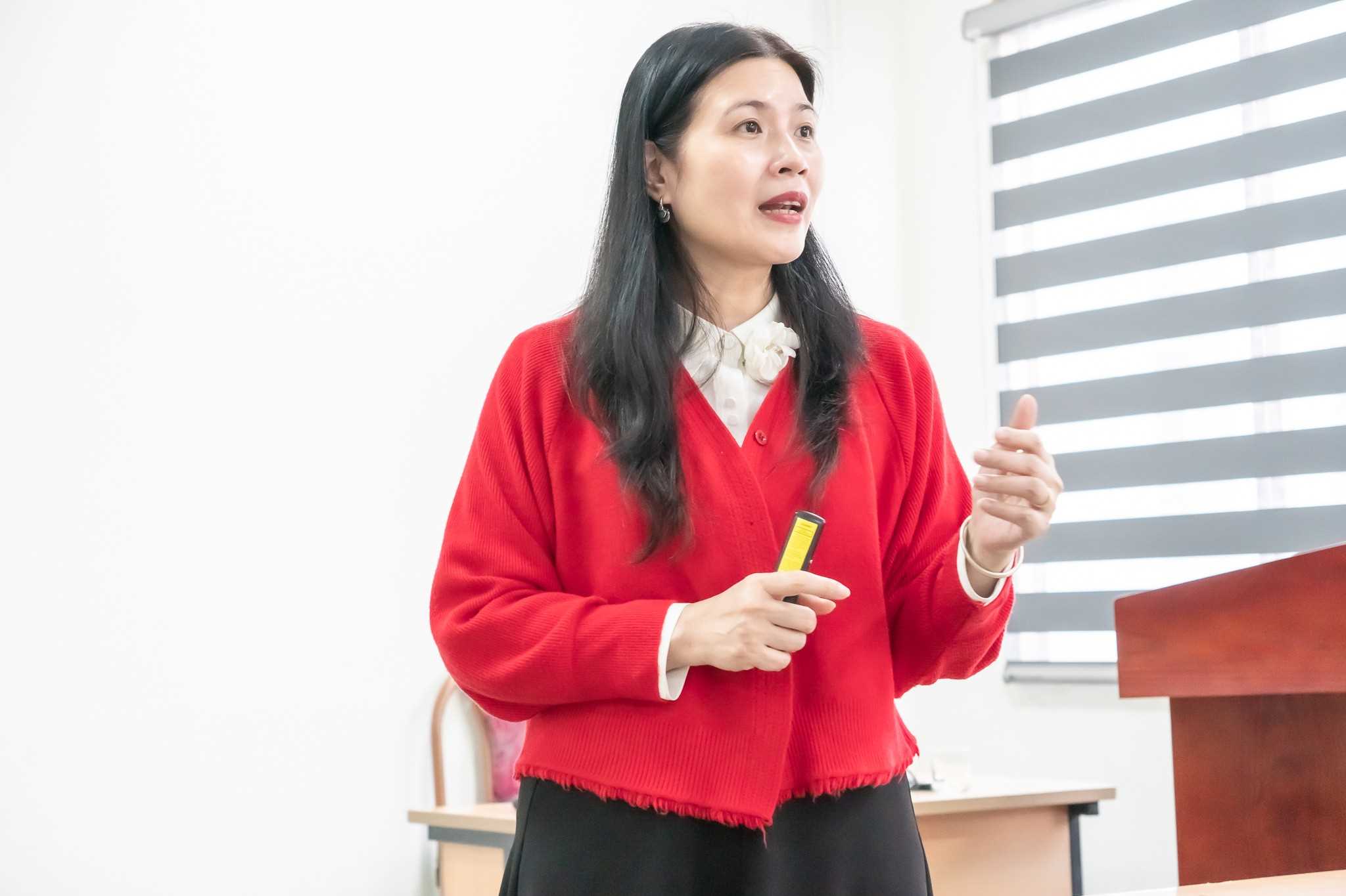 TS. BÙI VIỆT HƯƠNG GIẢNG BÀI TẠI TRƯỜNG ĐẠI HỌC THÁI BÌNH